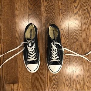 Black Converse (woman)